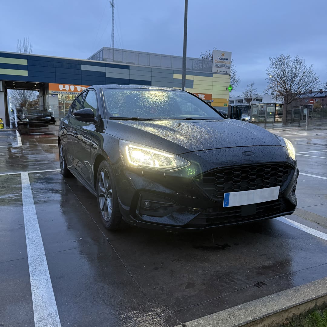 Ford Focus MK4 1.0 EcoBoost de 125 CV color gris oscuro, pack ST-Line deportivo